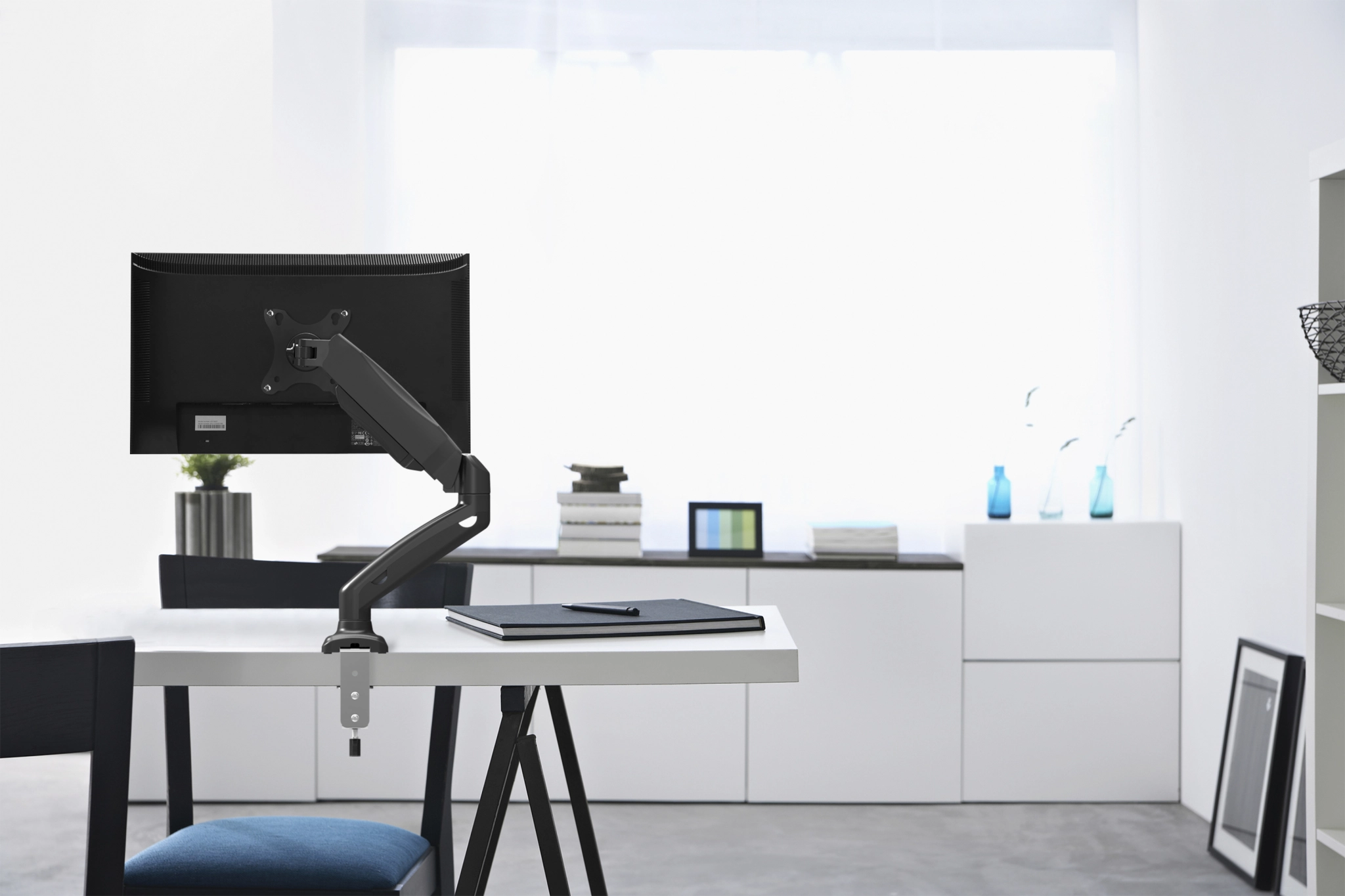 Sinox Office enkel skærm skrivebordsbeslag med gasspring. Op til 32". Sort Sinox Office enkel skærm skrivebordsbeslag med gasspring. Op til 32". Sort